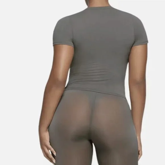 SKIMS Fits Everybody Short Sleeve T-Shirt, Gunmetal, Size Medium - NWT - Picture 2 of 9